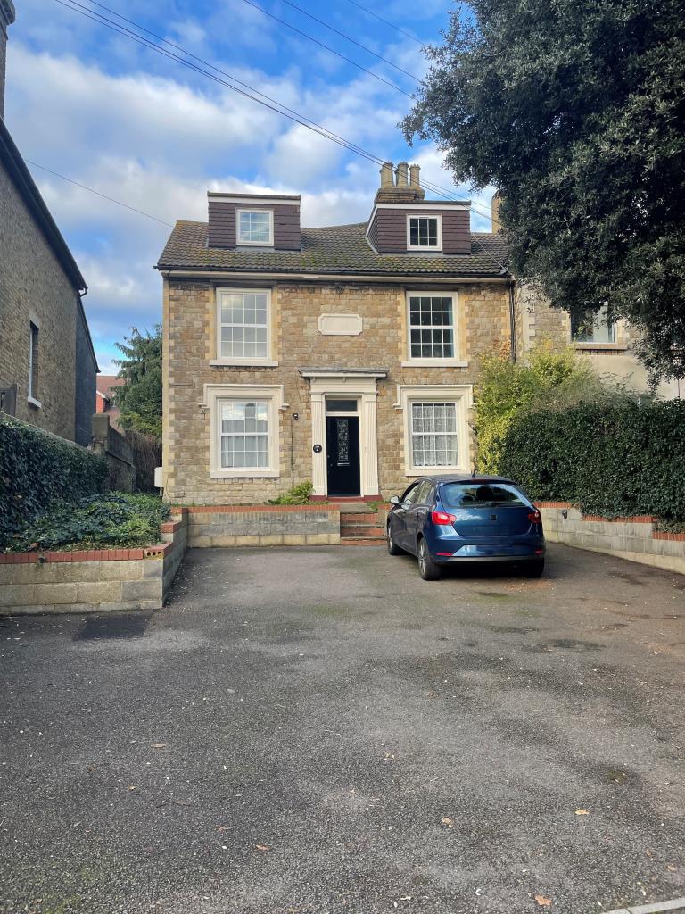 Lot: 112 - FORMER LICENCED EIGHT-BEDROOM HMO WITH POTENTIAL -